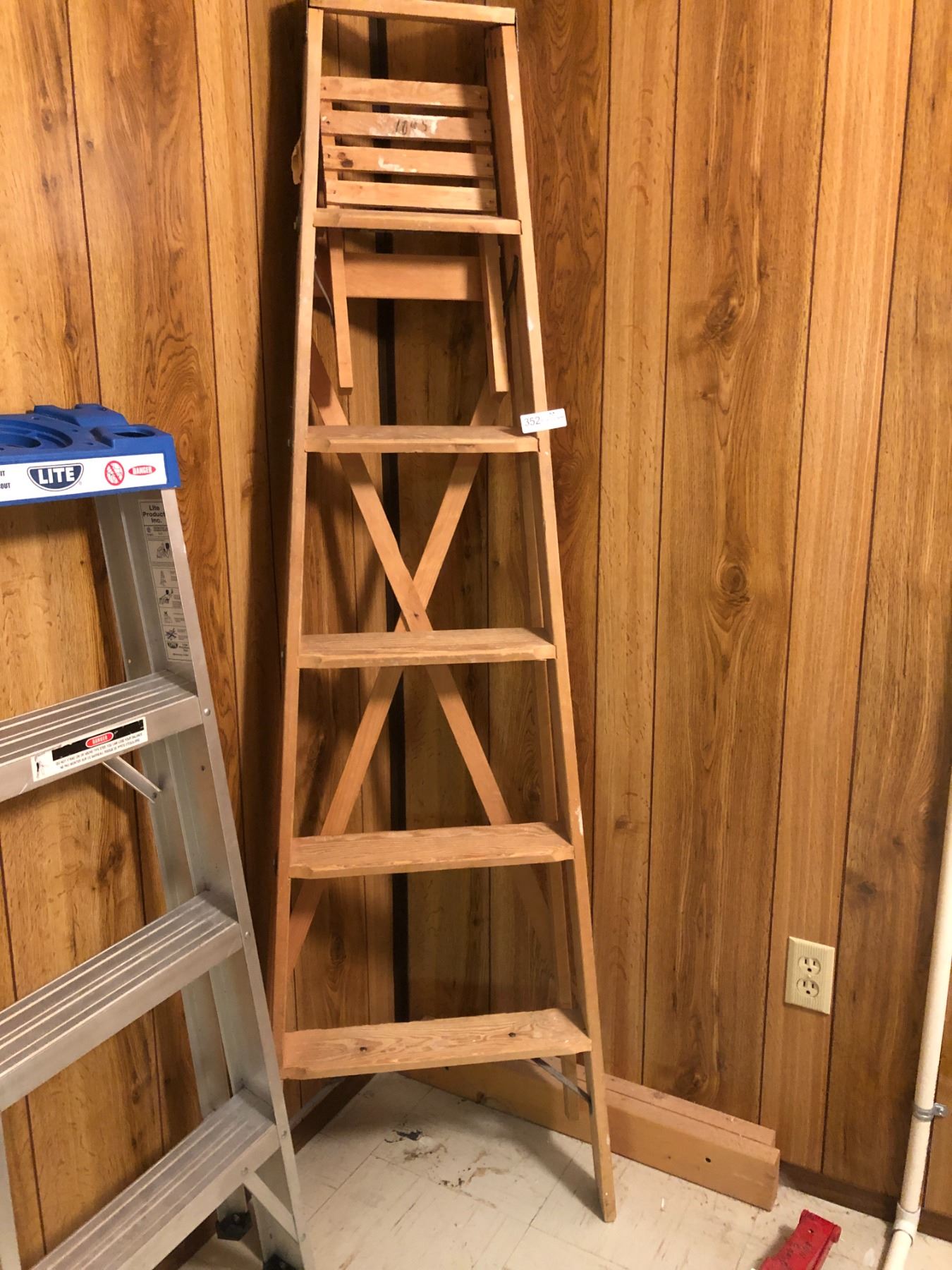 6 Foot Wooden Ladder Beck Auctions Inc 6-foot-wooden-ladder-beck-auctions-inc