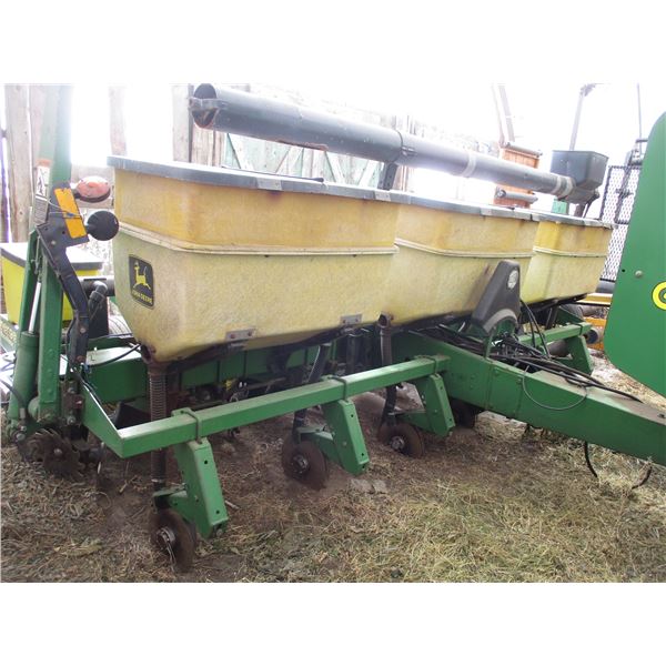 John Deere 6 - row corn planter (Max Emerge Plus) with fertilizer attachment and clearing discs