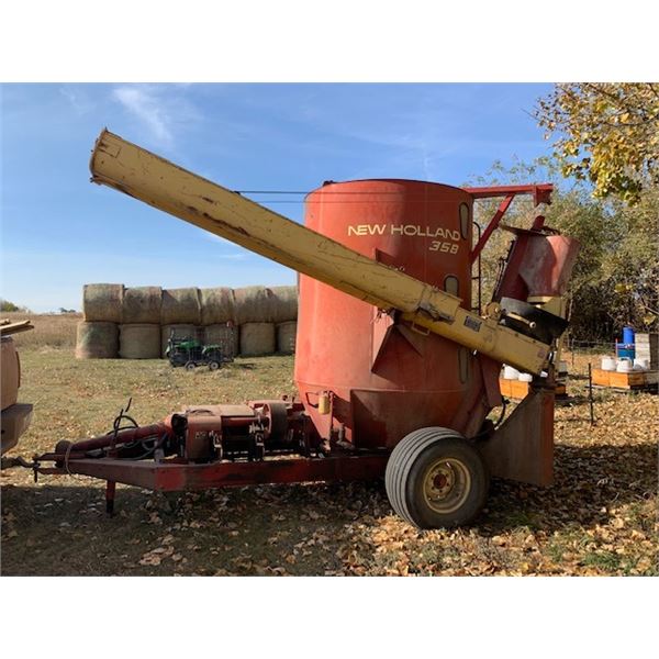 New Holland 358 Mix Mill, comes with Farm King hydraulic run roller mill