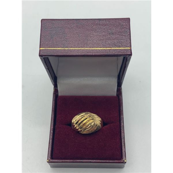 10Kt 4.7 grams ladies ring - Suggested retail $500-800 (RING BOX NOT INCLUDED)