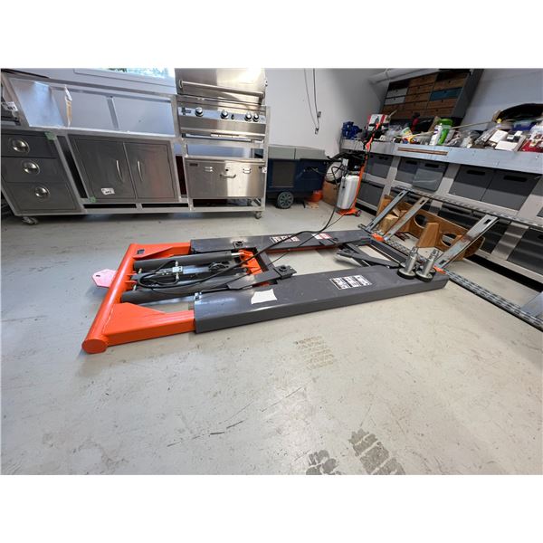 TMG INDUSTRIAL 6000LB AUTOMOTIVE PORTABLE SCISSOR LIFT HYDRAULIC/ELECTRIC - LIKE NEW