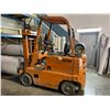 Image 1 : *LD*CLARK MODEL C40B-98 PROPANE FORKLIFT (4051 HRS) - 2-TON CAPACITY - 2-STAGE LIFT - INCLUDES TANK