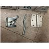 Image 2 : APPROX 56 CEL ZINC GATE LATCHES PLUS 25 X 3 1/2" STAINLESS STEEL HINGES