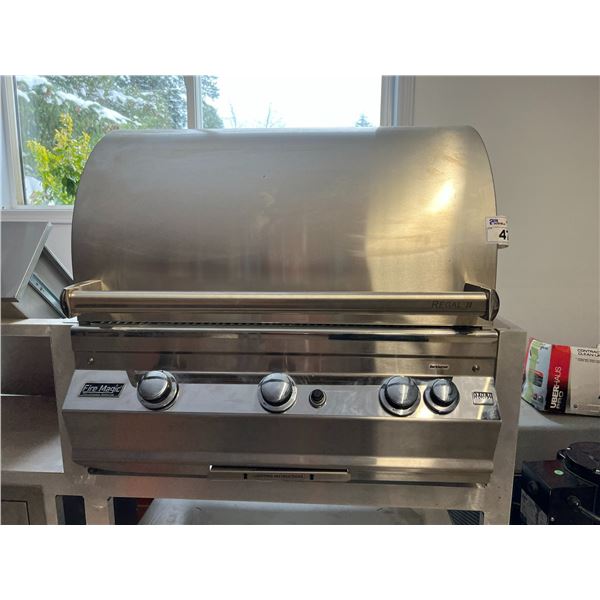 NEW FIRE MAGIC REGAL II BUILT-IN TYPE BBQ (32"W) GAS OR PROPANE, ROTISSERIE, (STORE DISPLAY MODEL)