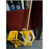 Image 1 : RUBBERMAID COMMERCIAL MOP BUCKET WITH MOP