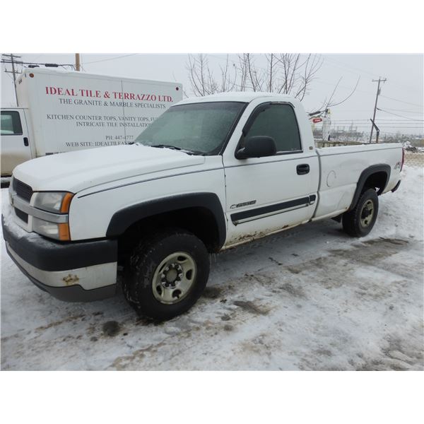 2003 Chev. Silverado Reg. cab 2500, white, V8 auto 4x4, 274,041 km, new starter #1GCHK24UX3Z146671 (