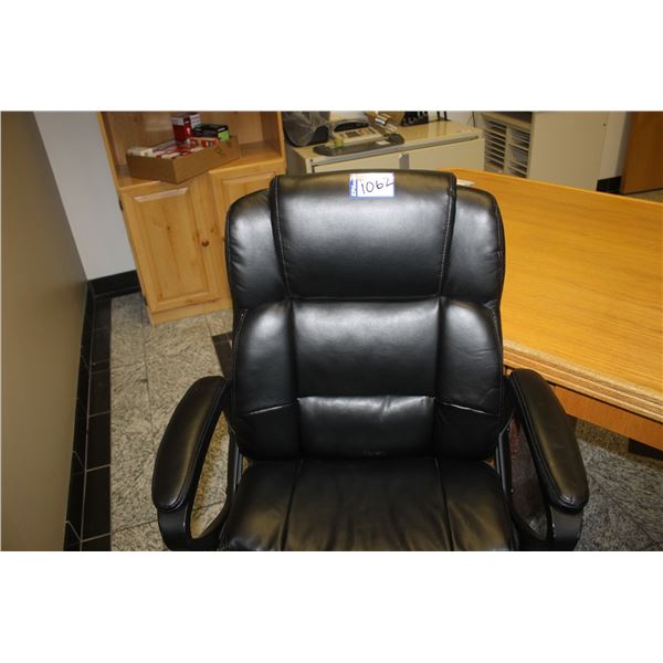Black swivel chair (Can not be removed until Feb 11th)
