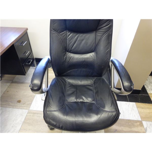 Black swivel chair