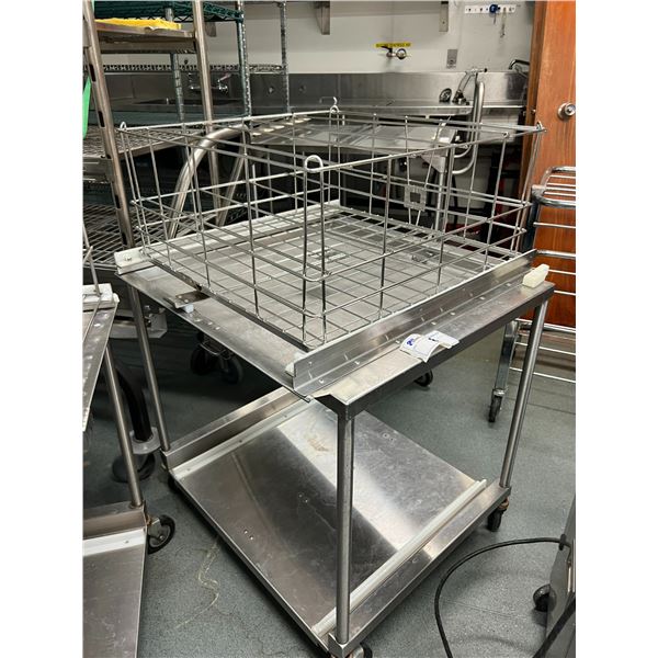 Steris Racks CUSTOM STAINLESS CARTS TO USE WITH STERIS WASHER/DISINFECTOR WITH 4 ...