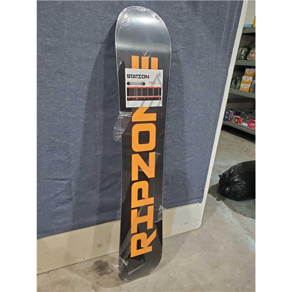 BRAND NEW RIPZONE Station Snowboard size 157