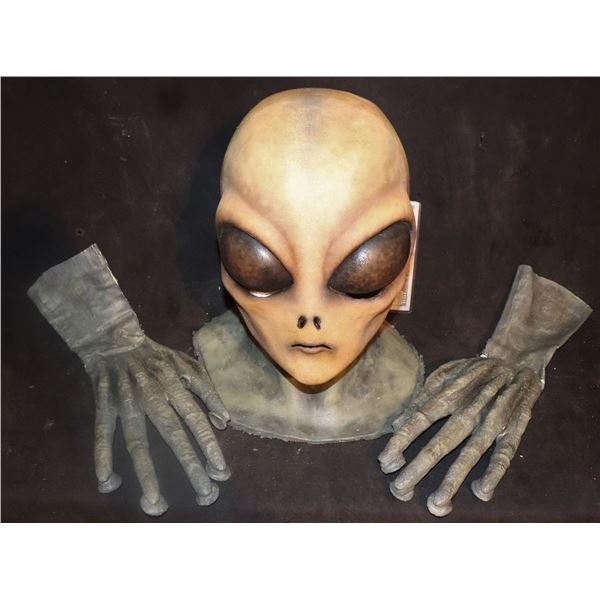 ALIEN HEAD MASK AND MATCHING HANDS LATEX WEARABLE
