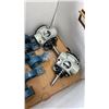 Image 8 : 2 BOXES OF ADJUSTABLE CURT TOWING HITCH, BEARINGS AND CASTERS