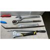 Image 2 : HEAVY DUTY 18" ADUTABLE WRENCH AND SAWSAW WORKING NO CHARGER 18'' PRY BARS