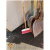 Image 2 : LOT OF 4 SHOVELS AND BROOM