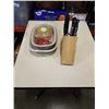 Image 1 : CORNINGWARE AND PYREX BAKEWARE AND KNIFE BLOCK WITH KNIVES