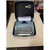 Image 2 : SMITH-CORONA SUPER STERLING TYPEWRITER