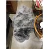 Image 1 : 2 GREY SHEPSKIN RUGS