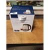 Image 1 : INSIGNIA 1.7L GLASS ELECTRIC KETTLE - TESTED WORKING - RETAIL $49