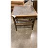 Image 2 : 4 DRAWER DRESSER AND MATCHING SIDE TABLE