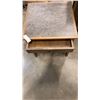 Image 3 : 4 DRAWER DRESSER AND MATCHING SIDE TABLE