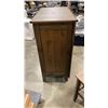 Image 9 : 4 DRAWER DRESSER AND MATCHING SIDE TABLE