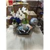 Image 1 : LOT OF ARTIFICIAL FLOWERS, MIRRORED PLATES, GLOBE AND SHADOWBOX