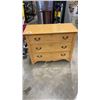 Image 1 : 3 DRAWER DRESSER