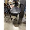 Image 2 : 2 STOOLS AND 2 BOOT CLEANERS
