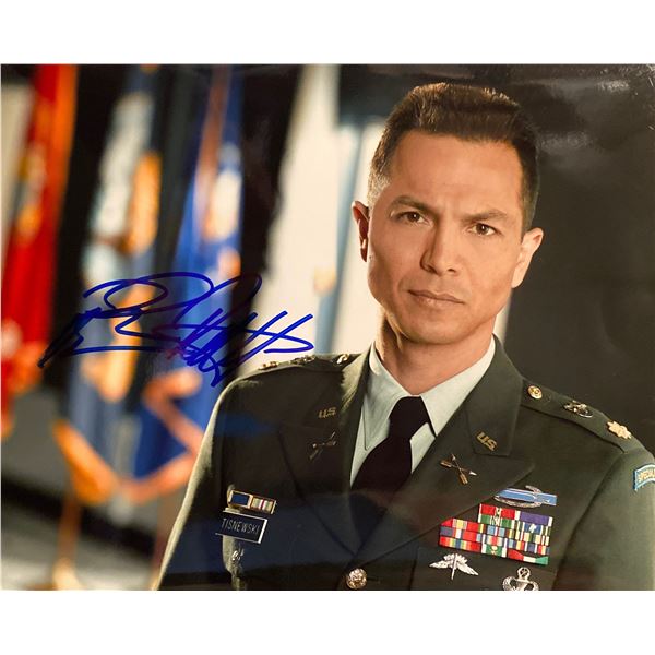 E-Ring Benjamin Bratt signed photo