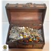 Image 1 : ESTATE JEWELRY COLLECTION IN TREASURE BOX