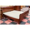 Image 2 : ETHAN ALLAN KING SIZED BEDFRAME WITH 2 ESTATE