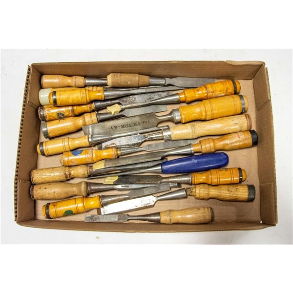 LARGE FLAT OF MIXED CHISELS