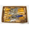 Image 1 : LARGE FLAT OF MIXED CHISELS