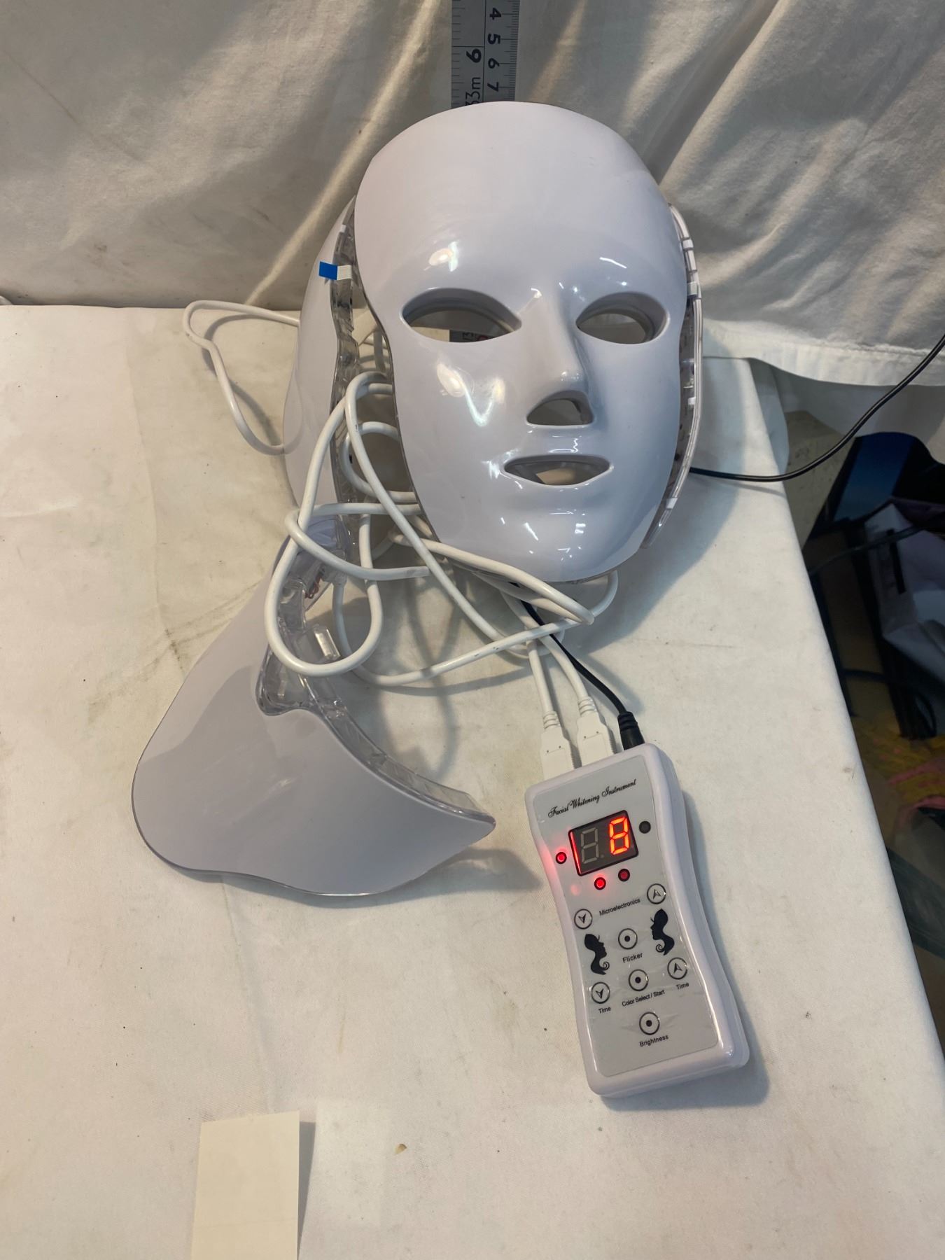 Facial whitening instrument