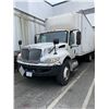 Image 2 : 2013 International 4300 DuraStar 5 tonne Truck w/powered tailgate & 20ft. Box - 152,405 km