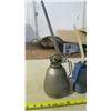 Image 2 : 3 Oil Cans