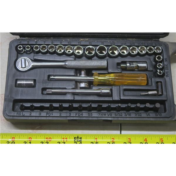 1/4" Socket Set w/ Nut Driver & Ratchet