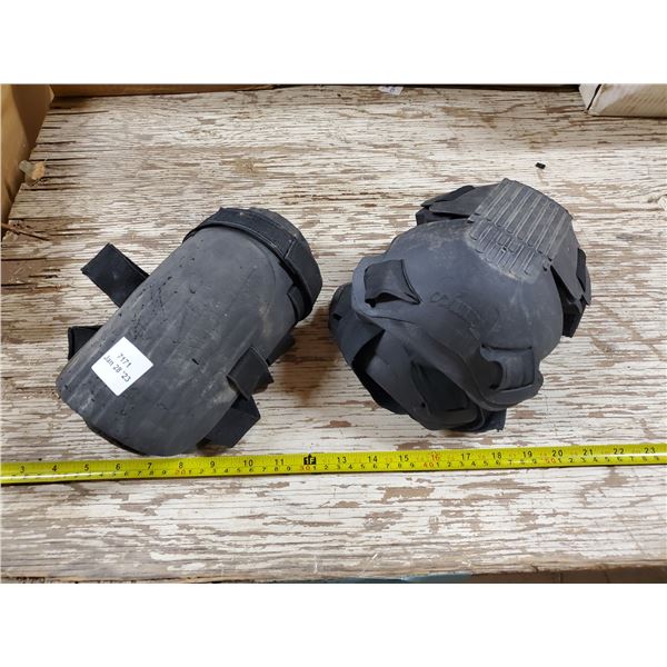 2 PAIR OF KNEE PADS