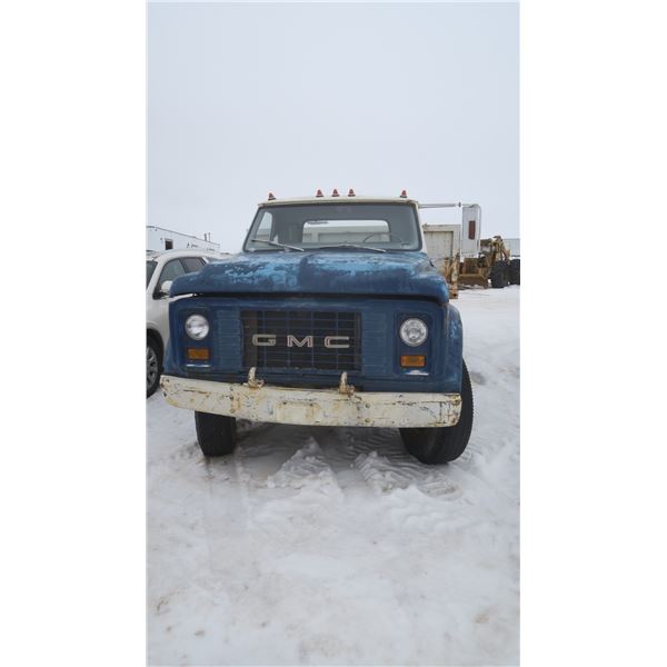 GMC 960 Flatbed-as is has key VIN C9E6381122489 (Runs & Drives, was recently registered)