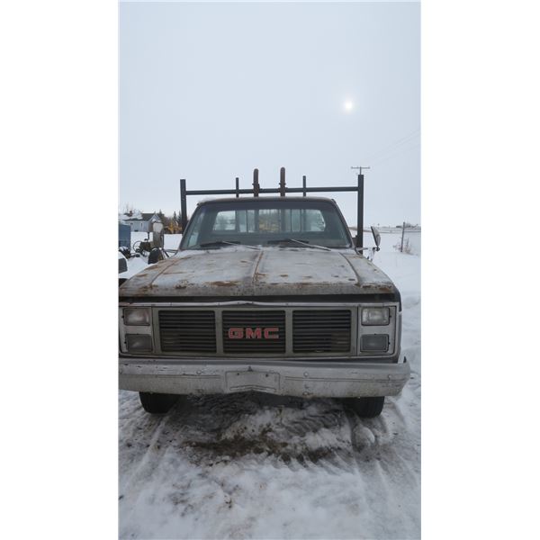 GMC flat bed Maglux Cab/chassis…no ignition VIN # 2GCCC14G581205712