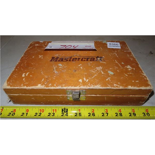 Mastercraft box with router bits(box has broken hinge)