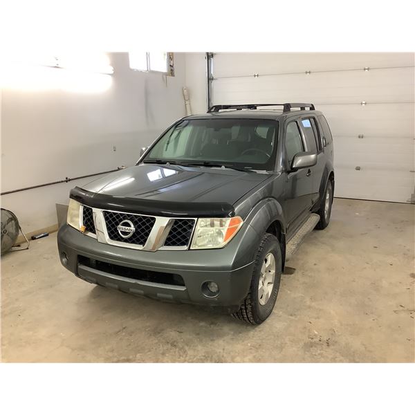 2005 Nissan Pathfinder 4Dr 4WD 5N1AR18W45C783995 4. Litre v6 automatic loaded.  Odometer in miles.  