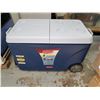 Image 1 : RUBBERMAID 71 L WHEELED COOLER