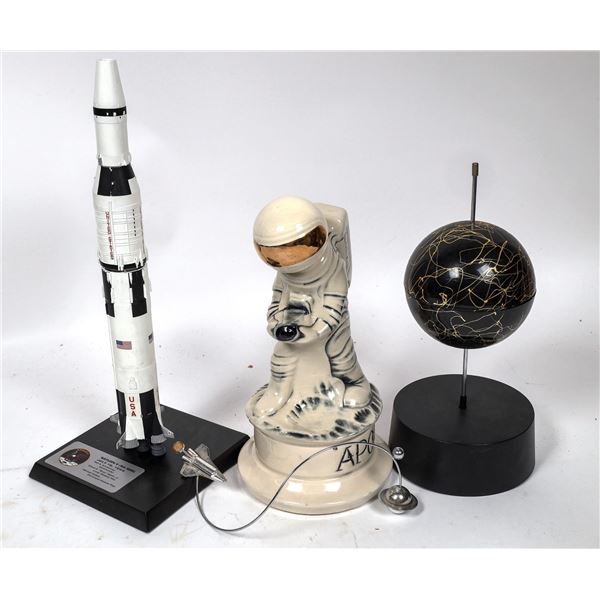 Saturn V Model and Astronaut Decanter [157529]