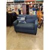 Image 1 : BLUE LAZBOY UPHOLSTERED OVERSIZED CHAIR