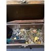 Image 2 : JEWELRY BOX WITH ASSORTED CONTENTS