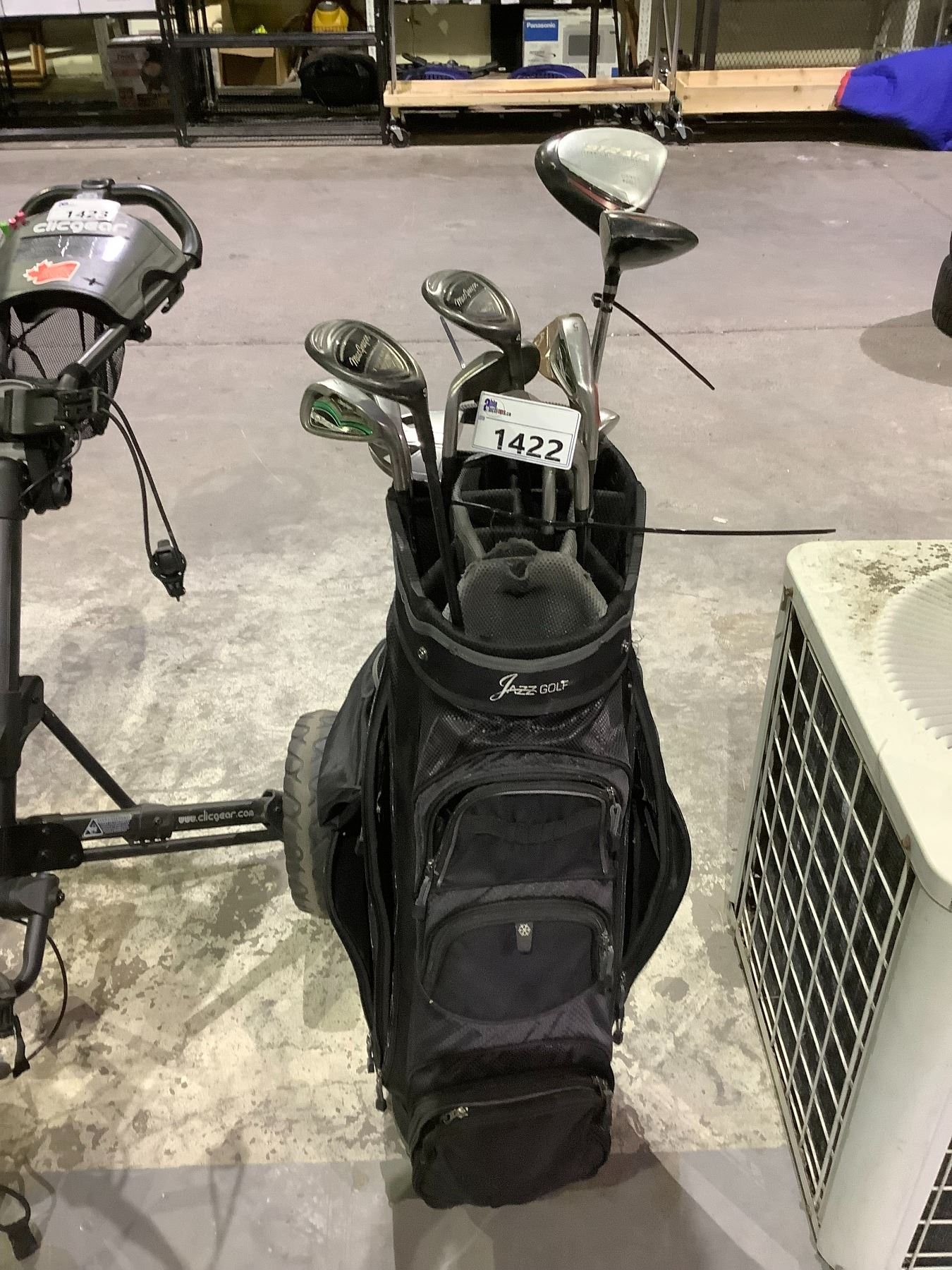 JAZZ GOLF BAG WITH ASSORTED CLUBS JAZZ GOLF BAG WITH ASSORTED CLUBS