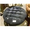 Image 2 : ANTIQUE BLACK MOBILE TUFTED OTTOMAN