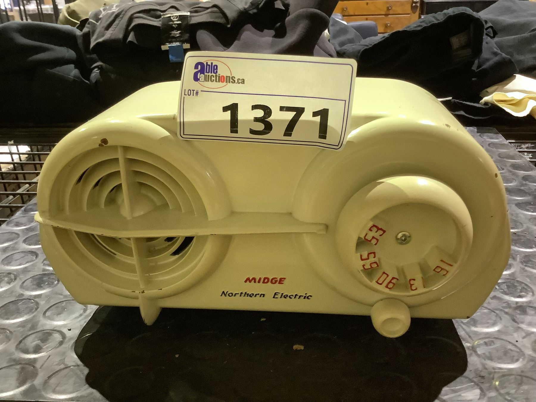 VINTAGE WHITE NORTHERN ELECTRIC MIDGE RADIO - Able Auctions