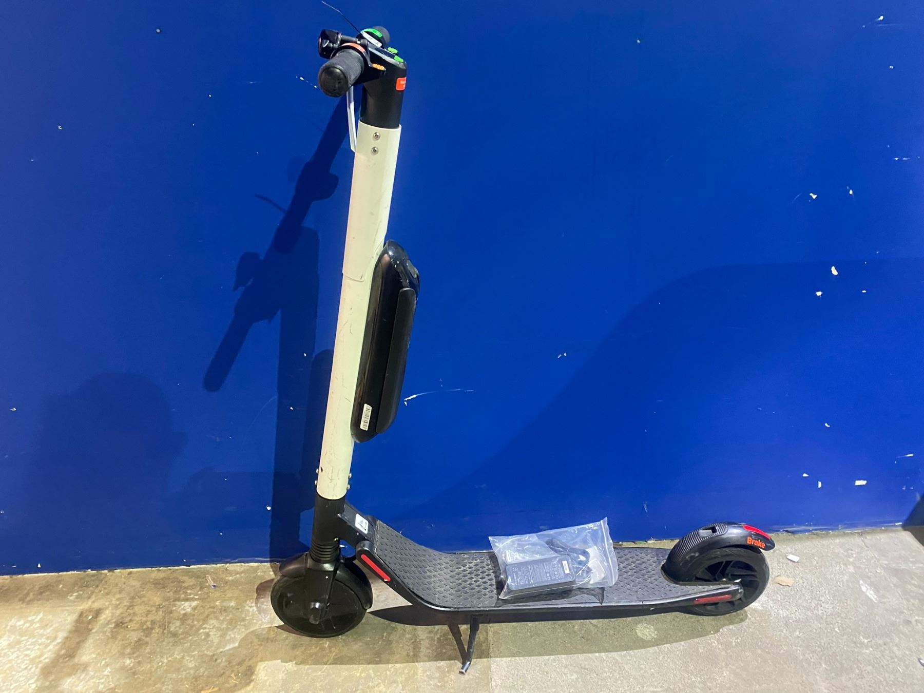 SEGWAY ES4 ELECTRIC SCOOTER WITH CHARGER